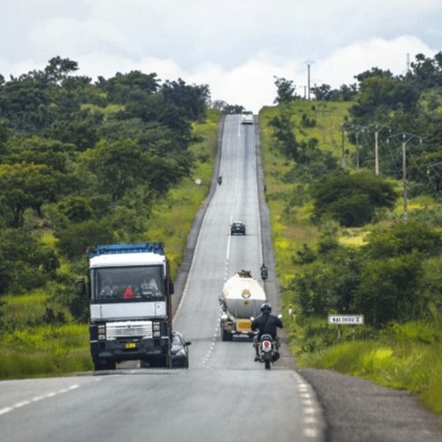 Transport routier en Afrique — camions et motos sur la route