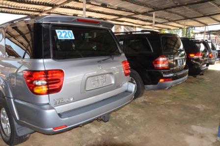 SUV d'occasion sous hangar — parc automobile Bénin